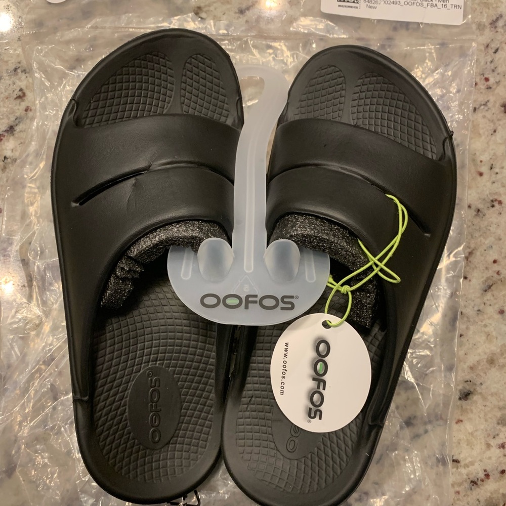 OOFOS OOaah Black Slide Sandals. W9/M7